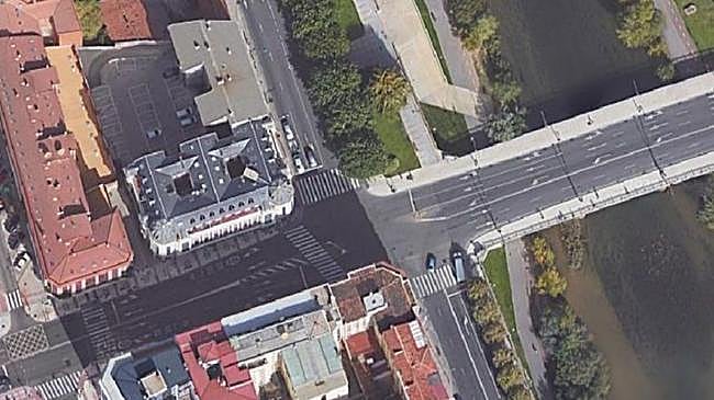 Imagen antes - Antes y después de la zona donde se observa que varios árboles desaparecen en el paseo de Salamanca«bajo» el trazado de la nueva rotonda.