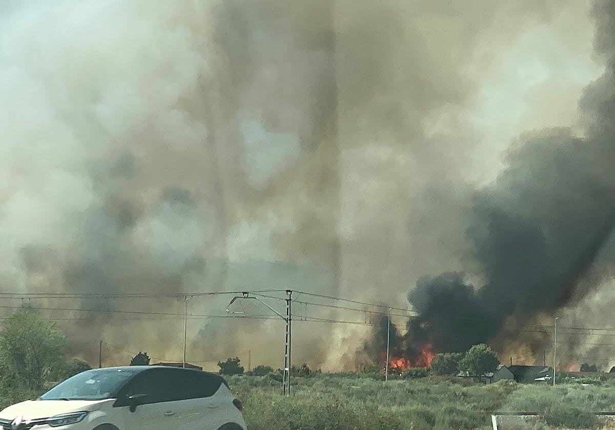 Imagen del fuego desde la autovía.