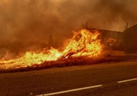 Imagen del fuego desde la autovía.