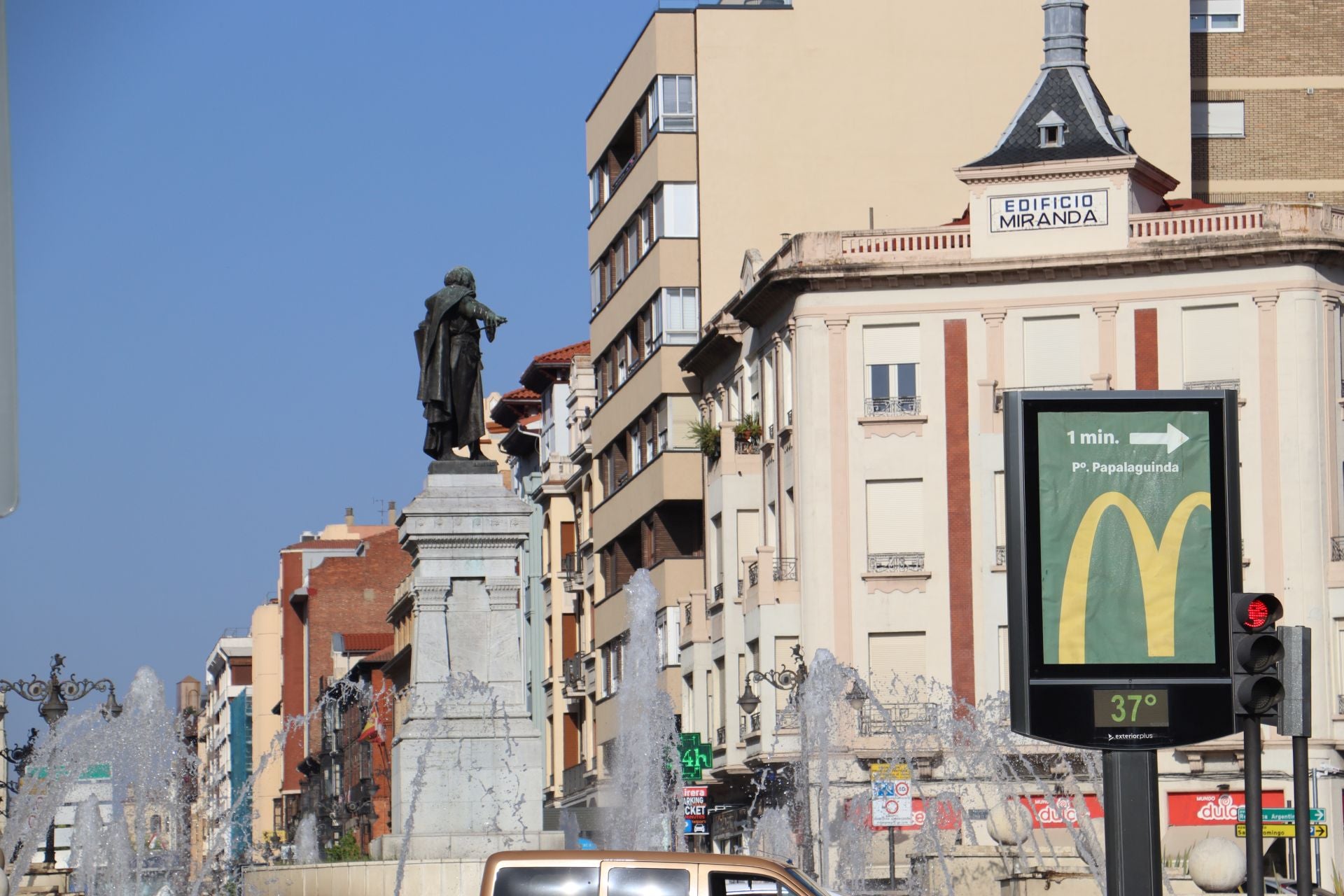 Un termómetro marca 37º en León este fin de semana.