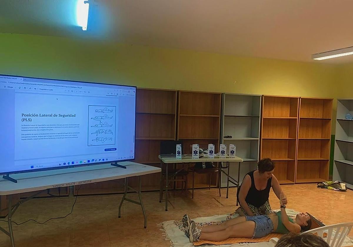 Mujer haciendo una de las maniobras en el taller de emergencias.