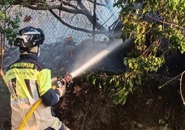Efectivos de las brif luchan contra el fuego en Paradiña.
