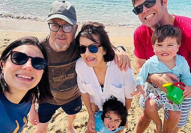 Imagan de Enma Vega con su familia en la playa.