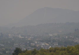 Intenso humo en la comarca del Bierzo debido a los incendios.
