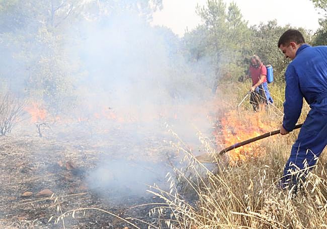 Los vecinos sofocan las llamas.