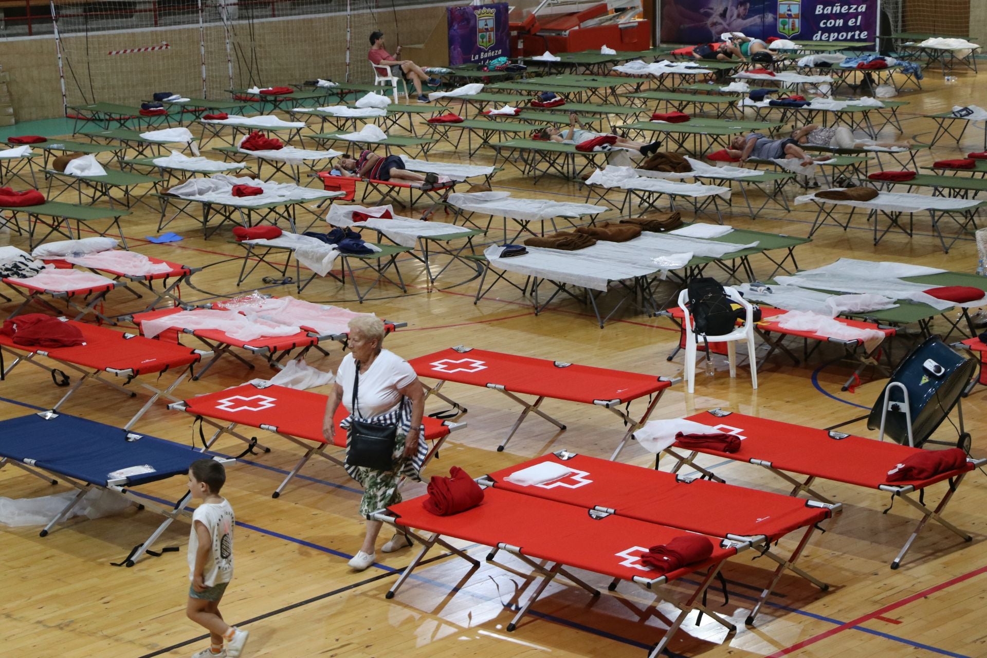 Imágenes de las personas desalojadas de los municipios cercanos al polideportivo de La Bañeza