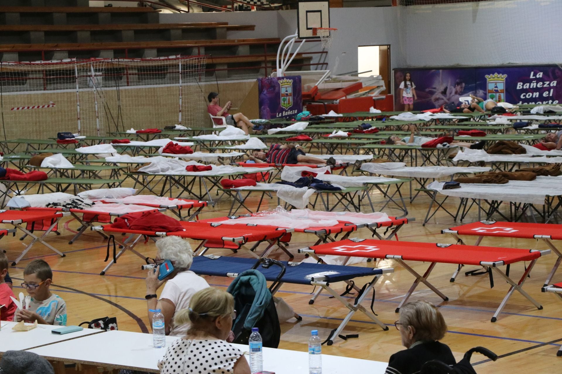 Imágenes de las personas desalojadas de los municipios cercanos al polideportivo de La Bañeza