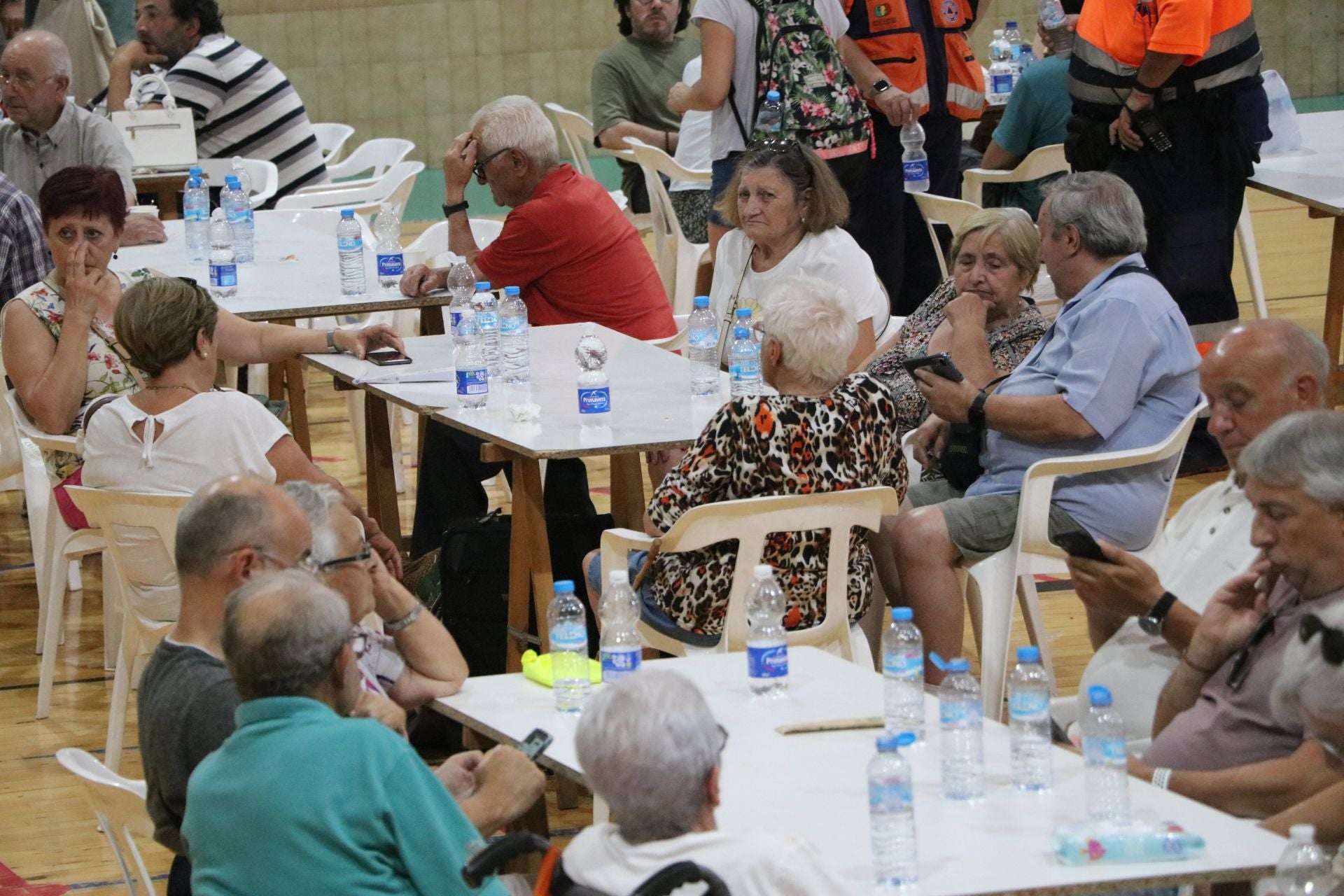 Imágenes de las personas desalojadas de los municipios cercanos al polideportivo de La Bañeza
