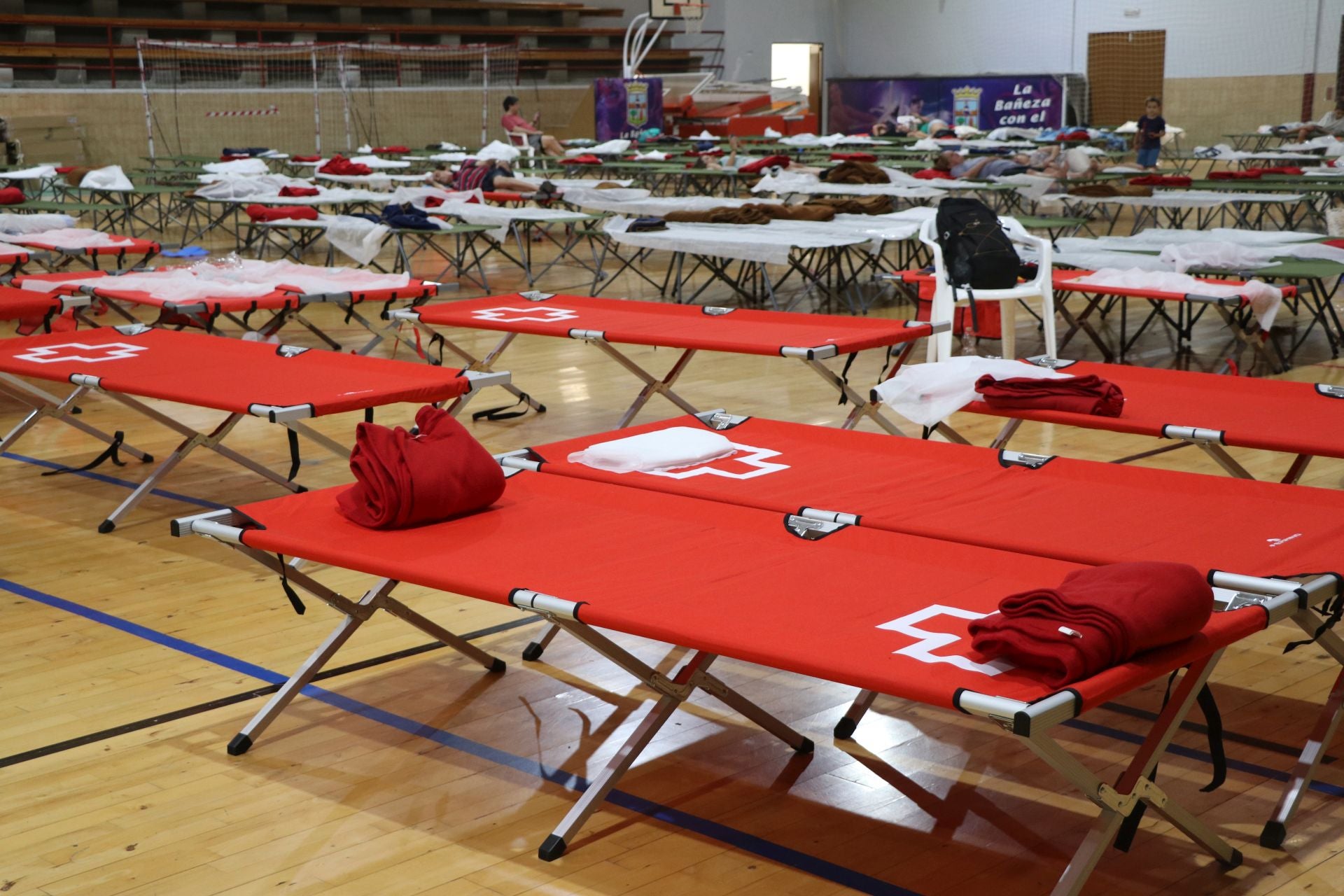 Imágenes de las personas desalojadas de los municipios cercanos al polideportivo de La Bañeza