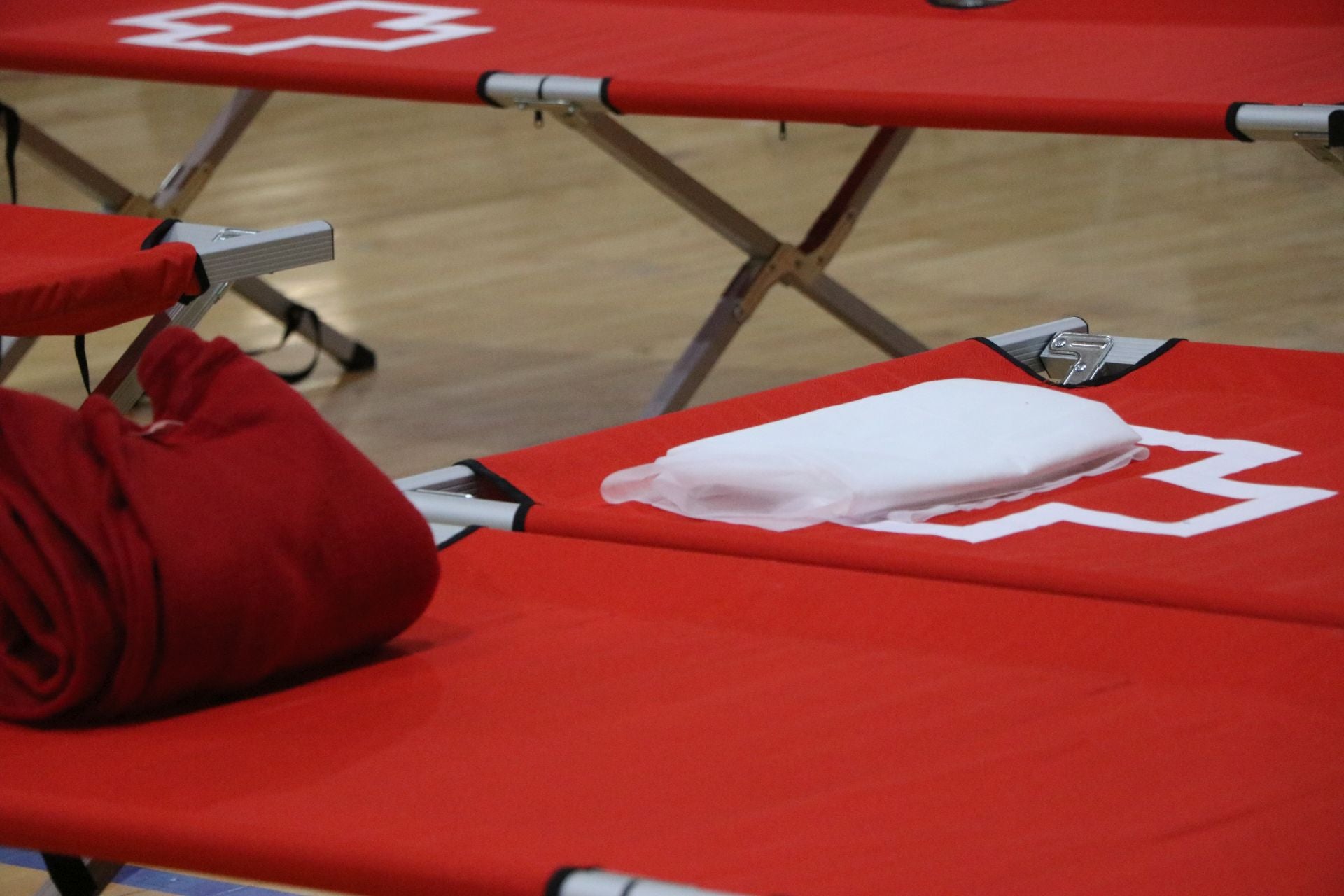 Imágenes de las personas desalojadas de los municipios cercanos al polideportivo de La Bañeza