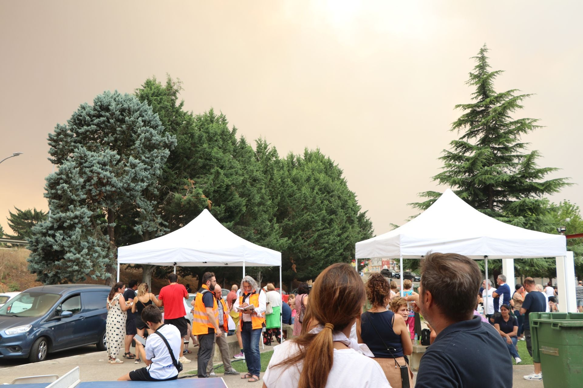 Imágenes de las personas desalojadas de los municipios cercanos al polideportivo de La Bañeza