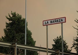 El cielo de La Bañeza repleto de humo.