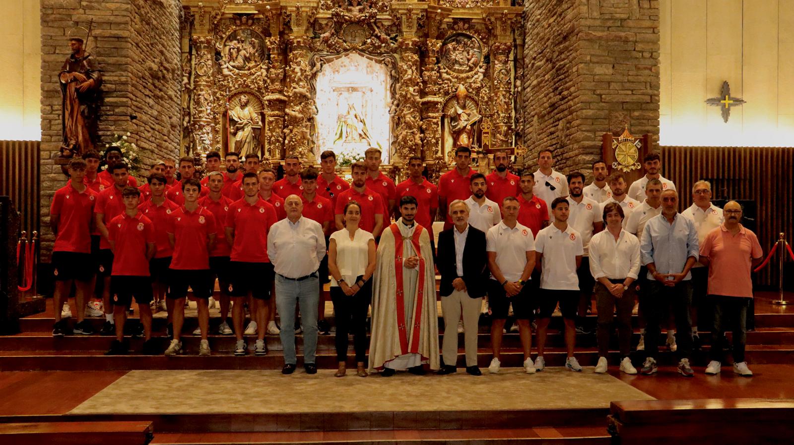 Tradicional ofrenda floral de la Cultural a la Virgen del Camino