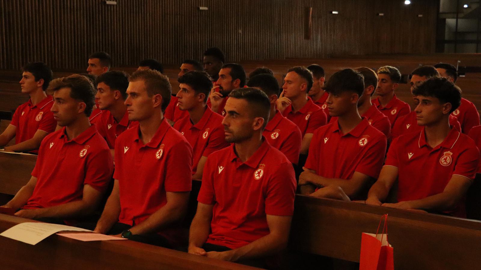 Tradicional ofrenda floral de la Cultural a la Virgen del Camino
