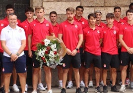 Rodi Suárez, con el ramo de flores que se entregó a la Virgen del Camino
