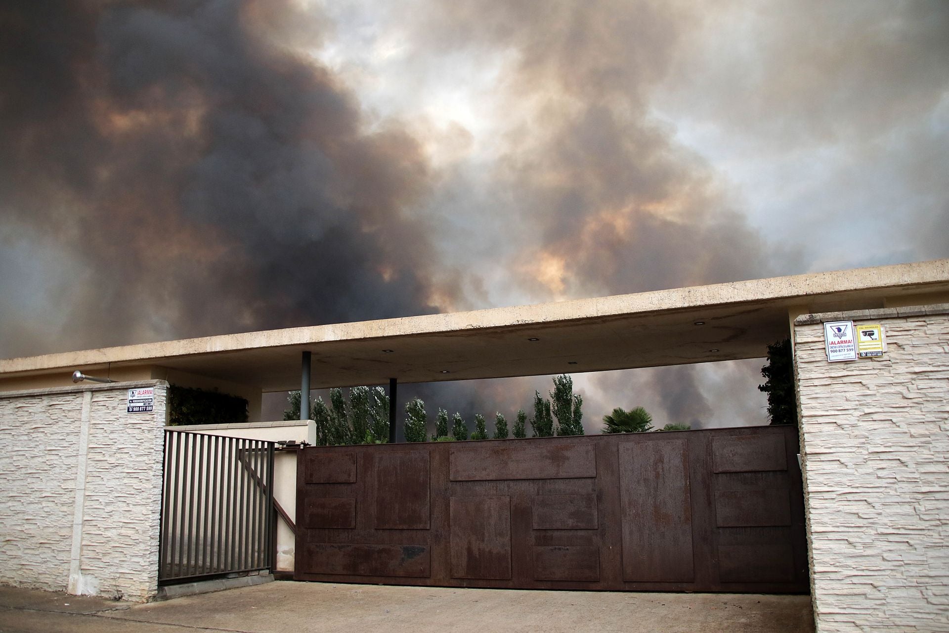 Las imágenes de la evacuación de un pueblo de León por los incencios