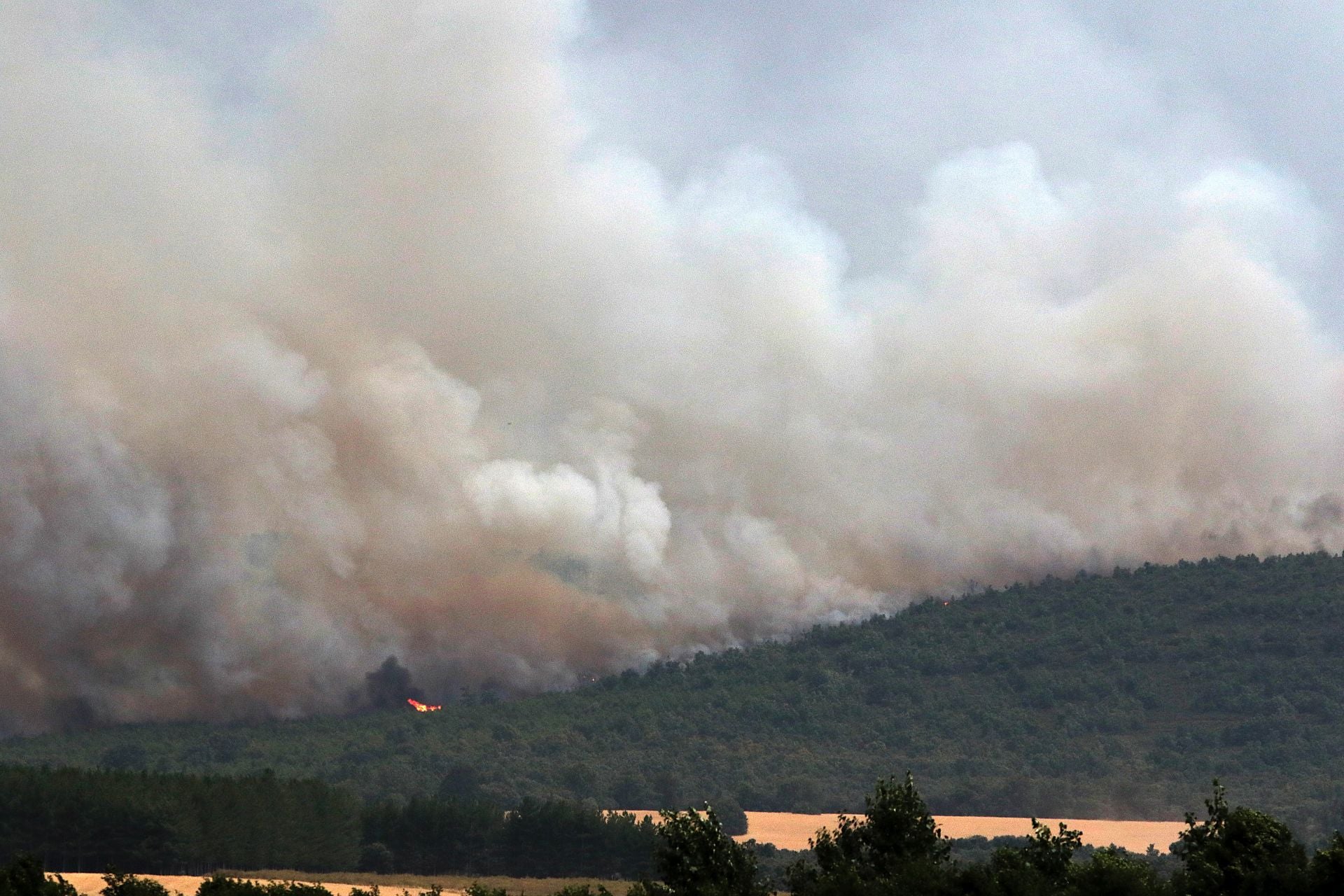 Las imágenes de la evacuación de un pueblo de León por los incencios
