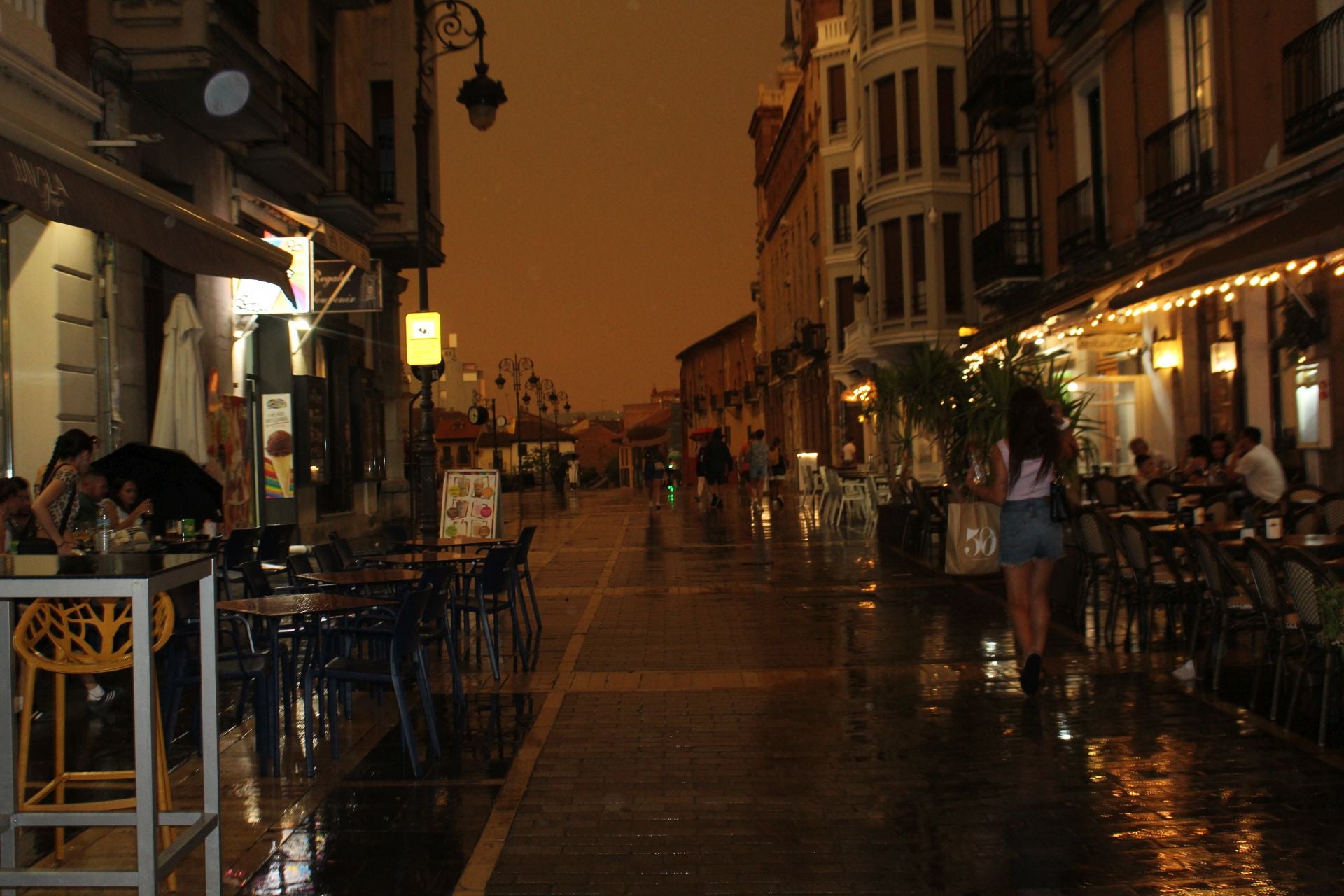 El cielo de León se cubre de rojo y llueve ceniza