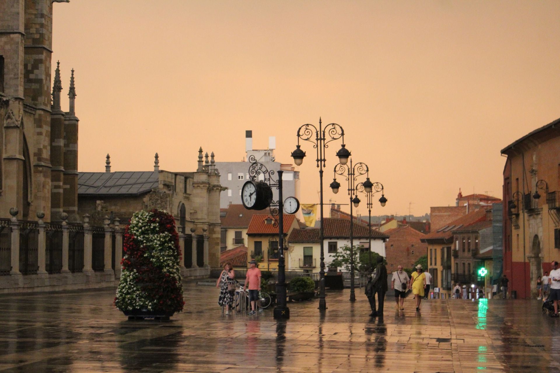 El cielo de León se cubre de rojo y llueve ceniza