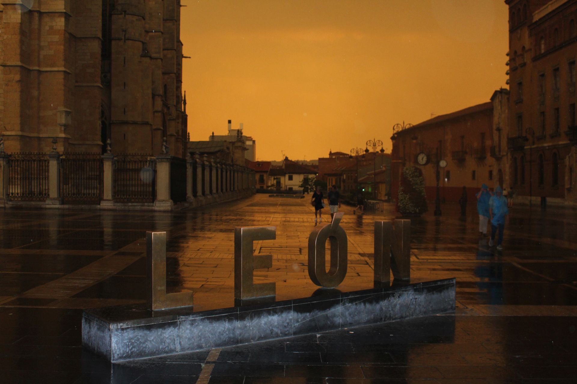 El cielo de León se cubre de rojo y llueve ceniza