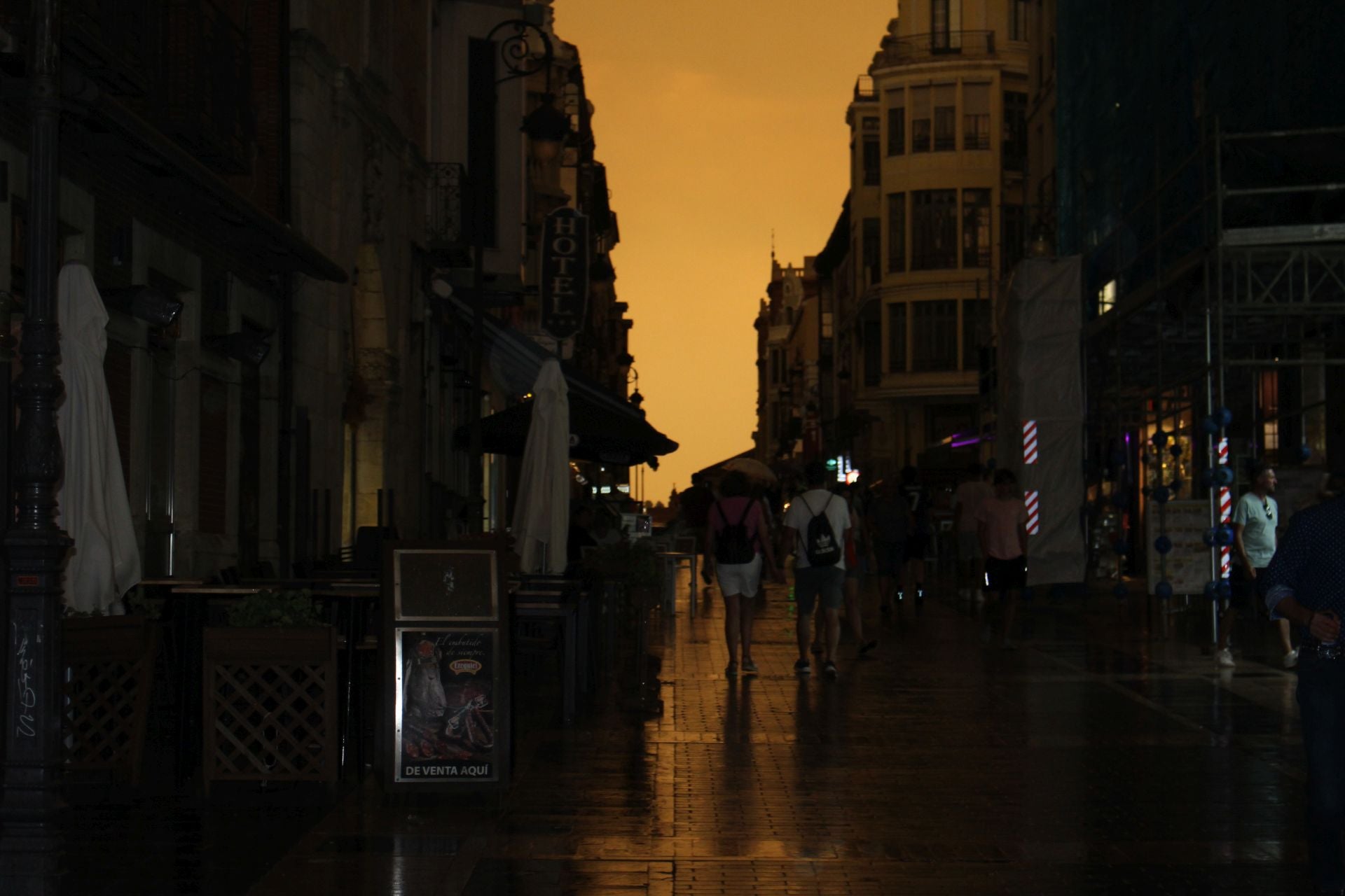 El cielo de León se cubre de rojo y llueve ceniza