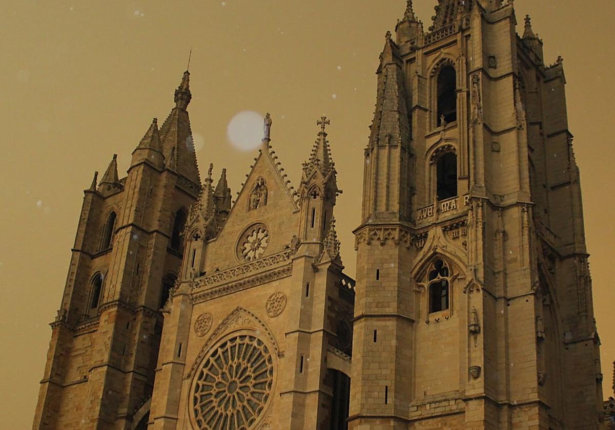 El cielo de León se cubre de rojo y llueve ceniza