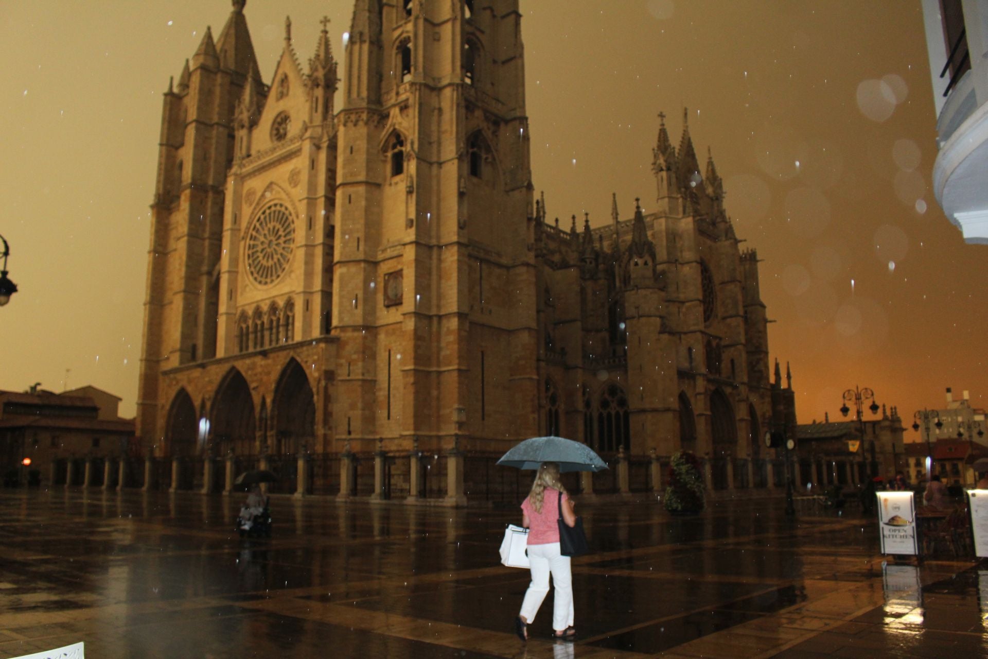 El cielo de León se cubre de rojo y llueve ceniza