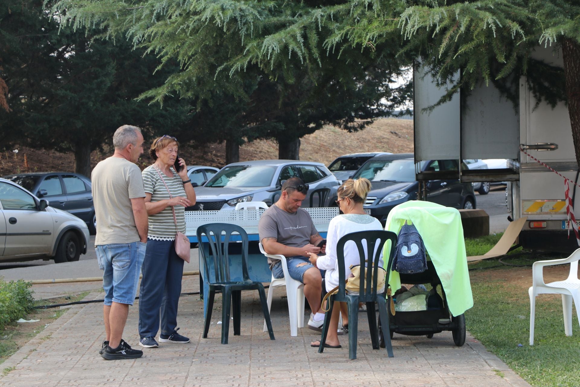 Tercer día de los desalojados en el polideportivo de La Bañeza