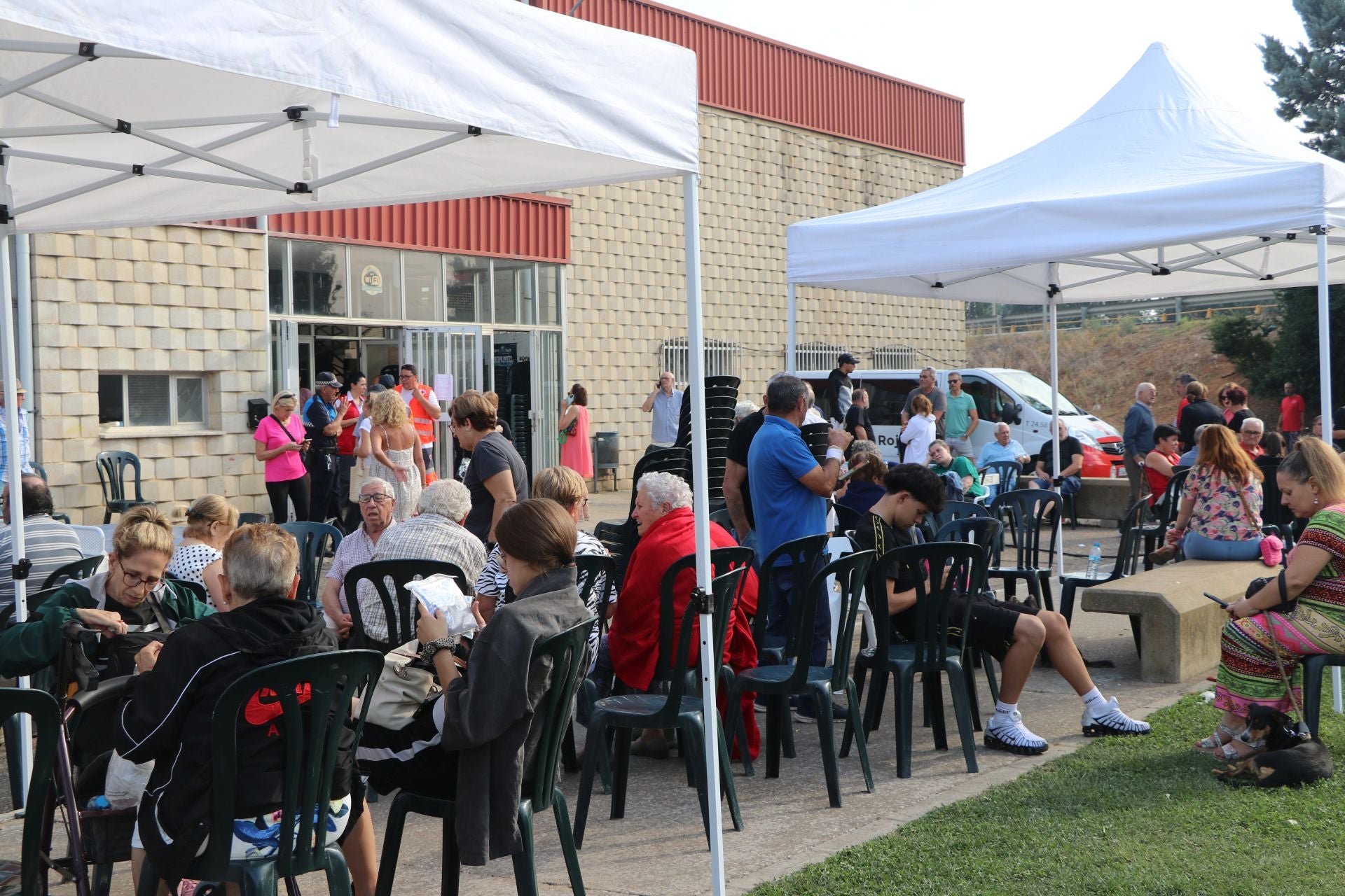 Tercer día de los desalojados en el polideportivo de La Bañeza