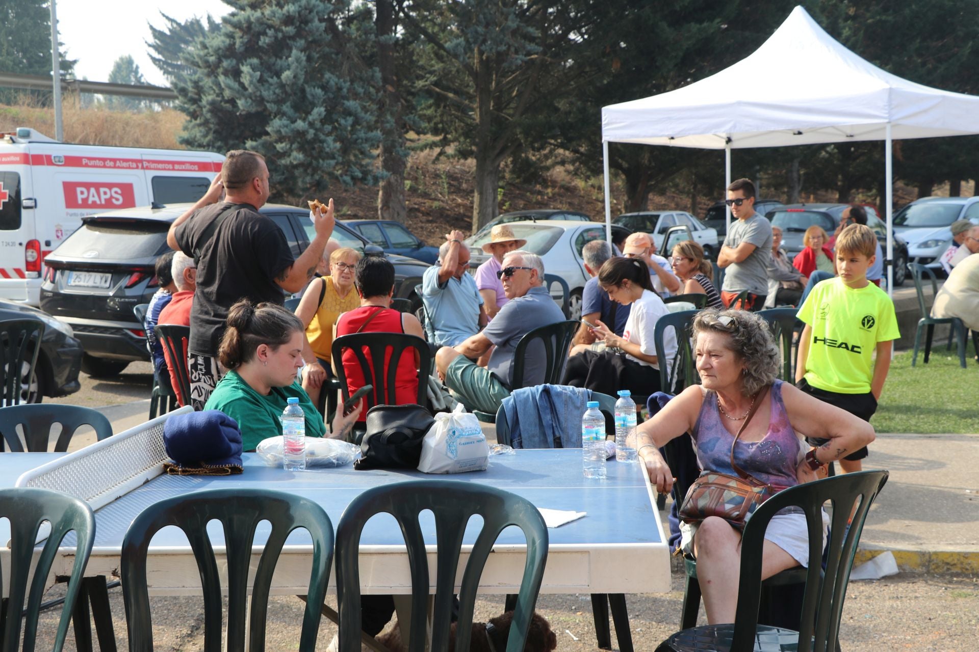 Tercer día de los desalojados en el polideportivo de La Bañeza