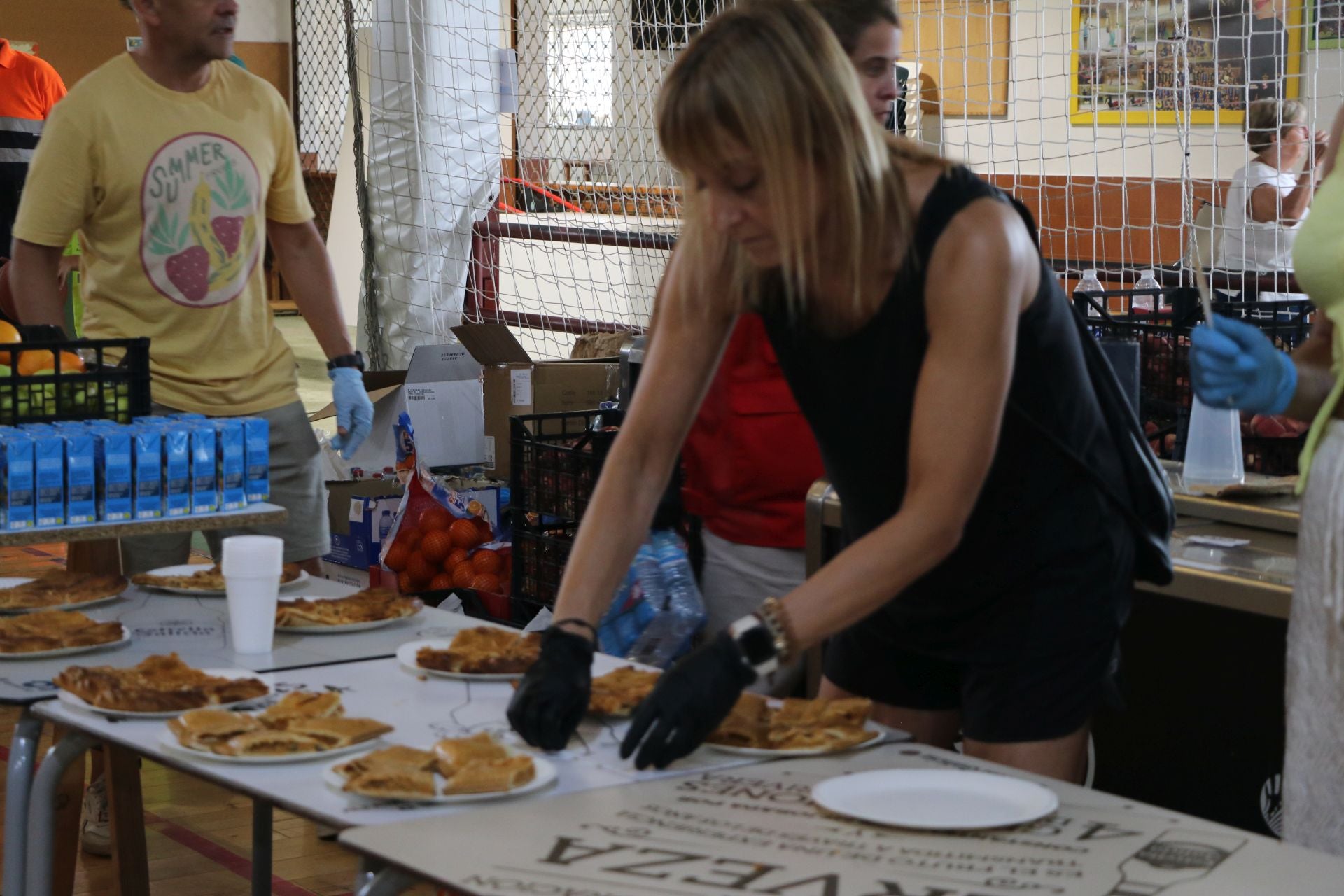 Tercer día de los desalojados en el polideportivo de La Bañeza