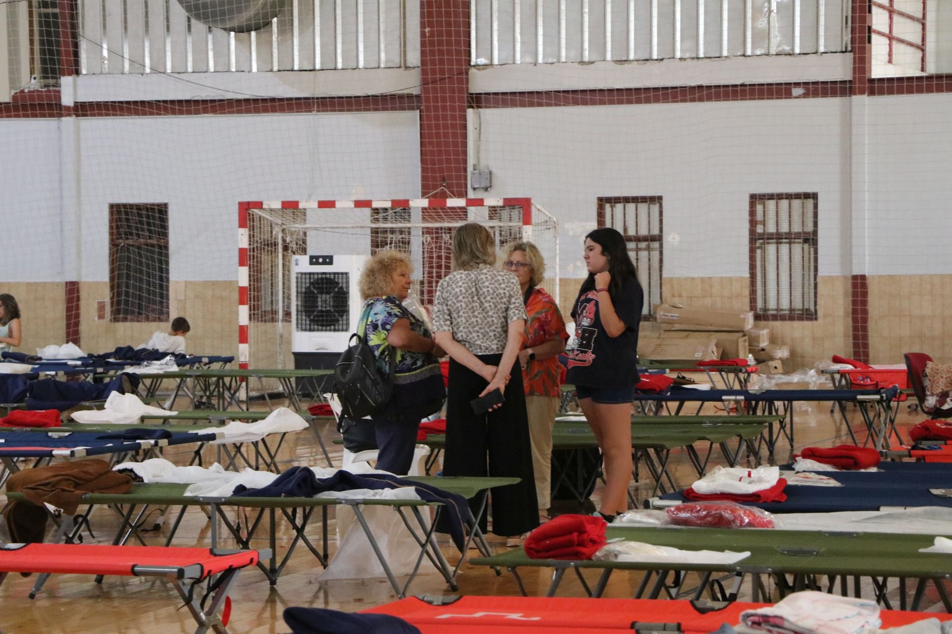 Tercer día de los desalojados en el polideportivo de La Bañeza