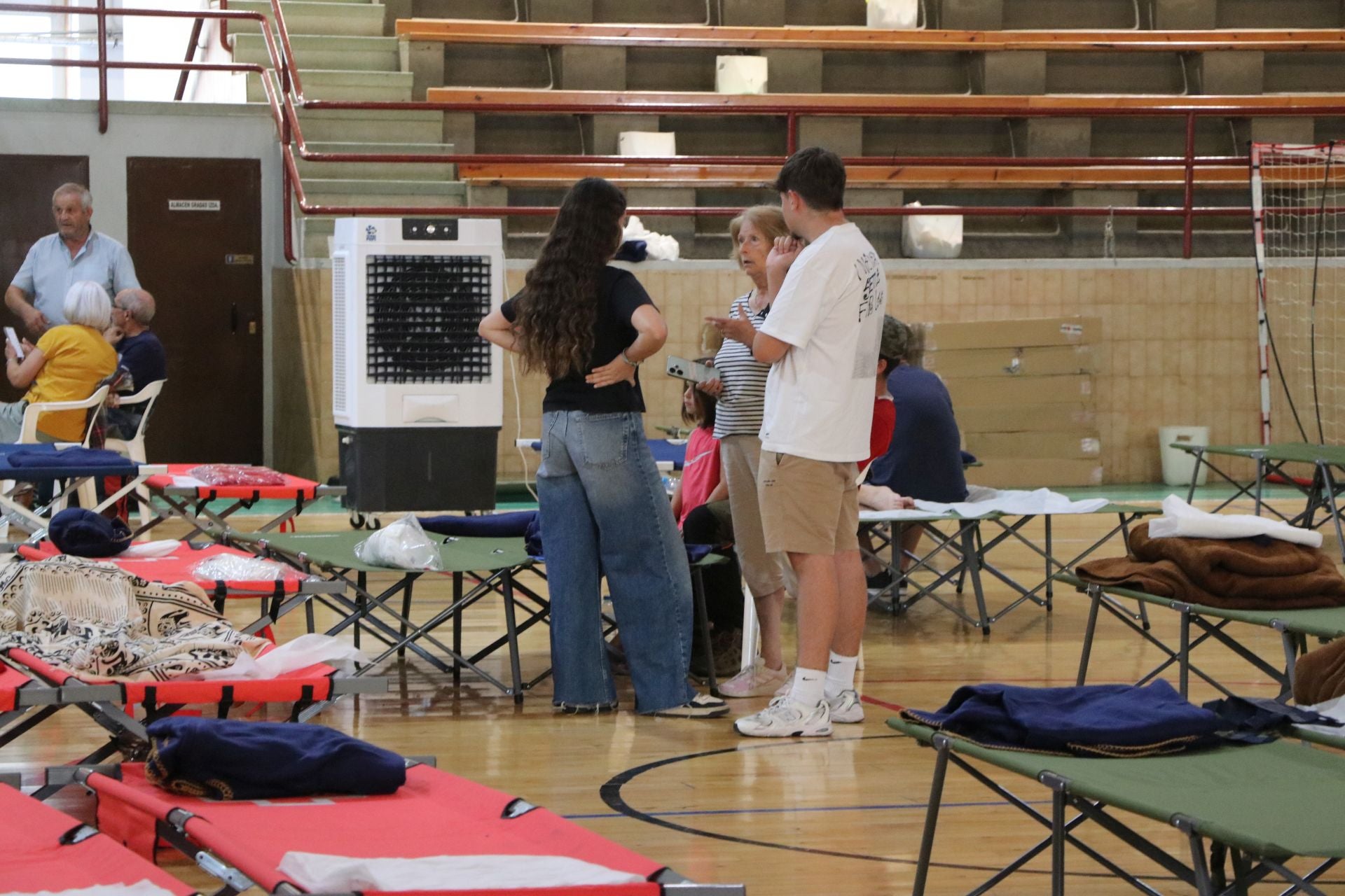 Tercer día de los desalojados en el polideportivo de La Bañeza