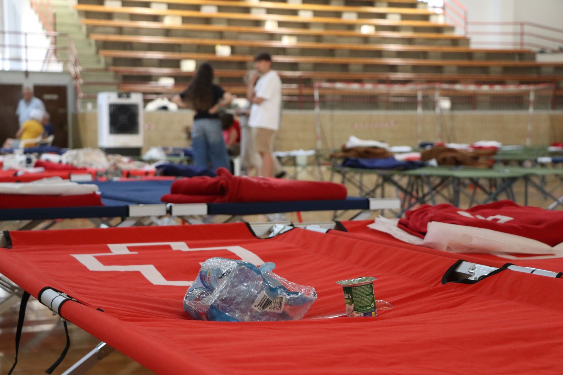 Tercer día de los desalojados en el polideportivo de La Bañeza