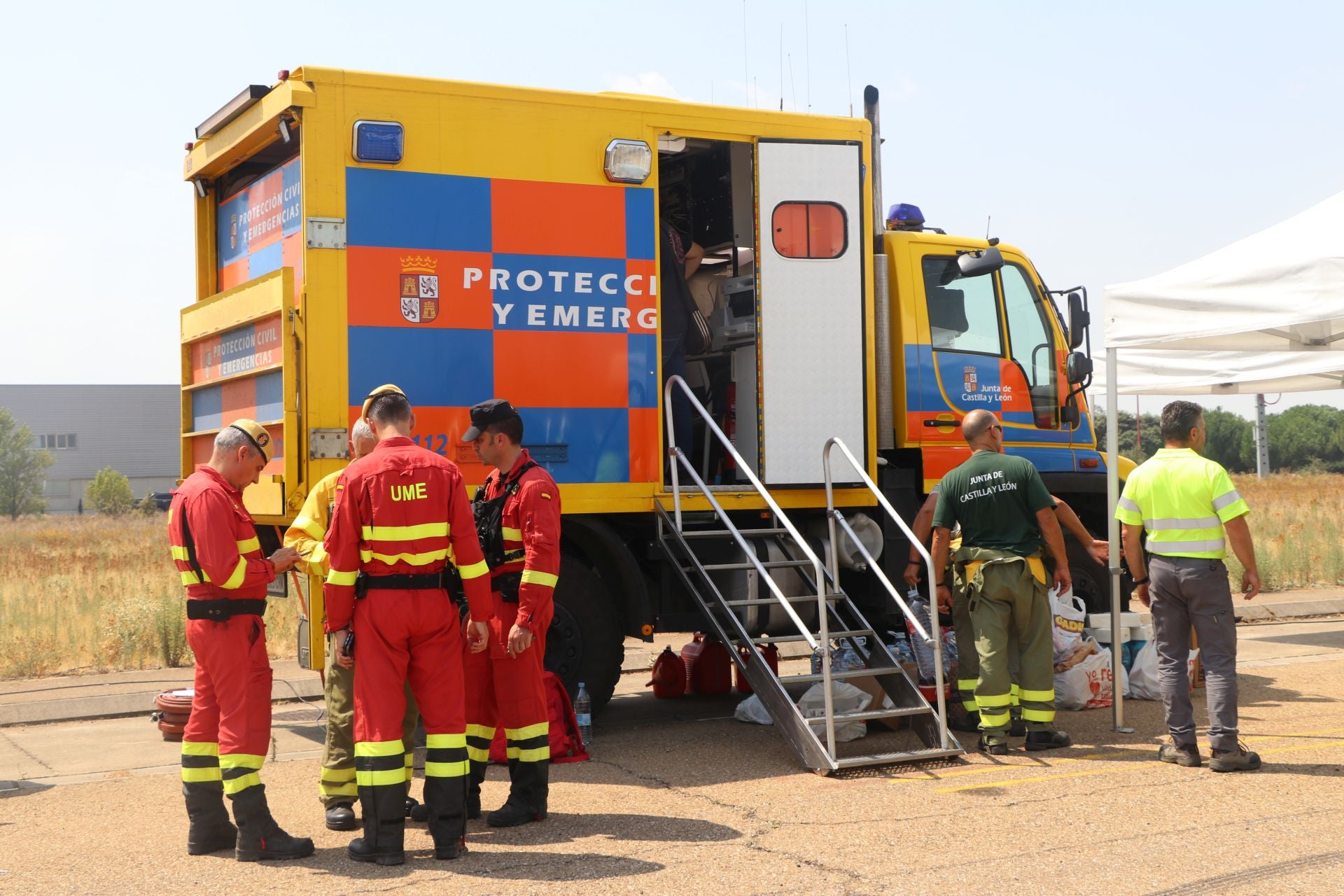 El Puesto de Mando Avanzado coordina la lucha contra el incendio de Castrocalbón