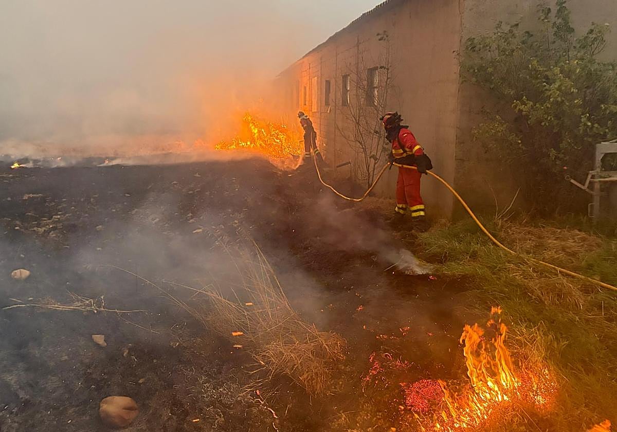 El fuego, cada vez, más cerca de las viviendas.