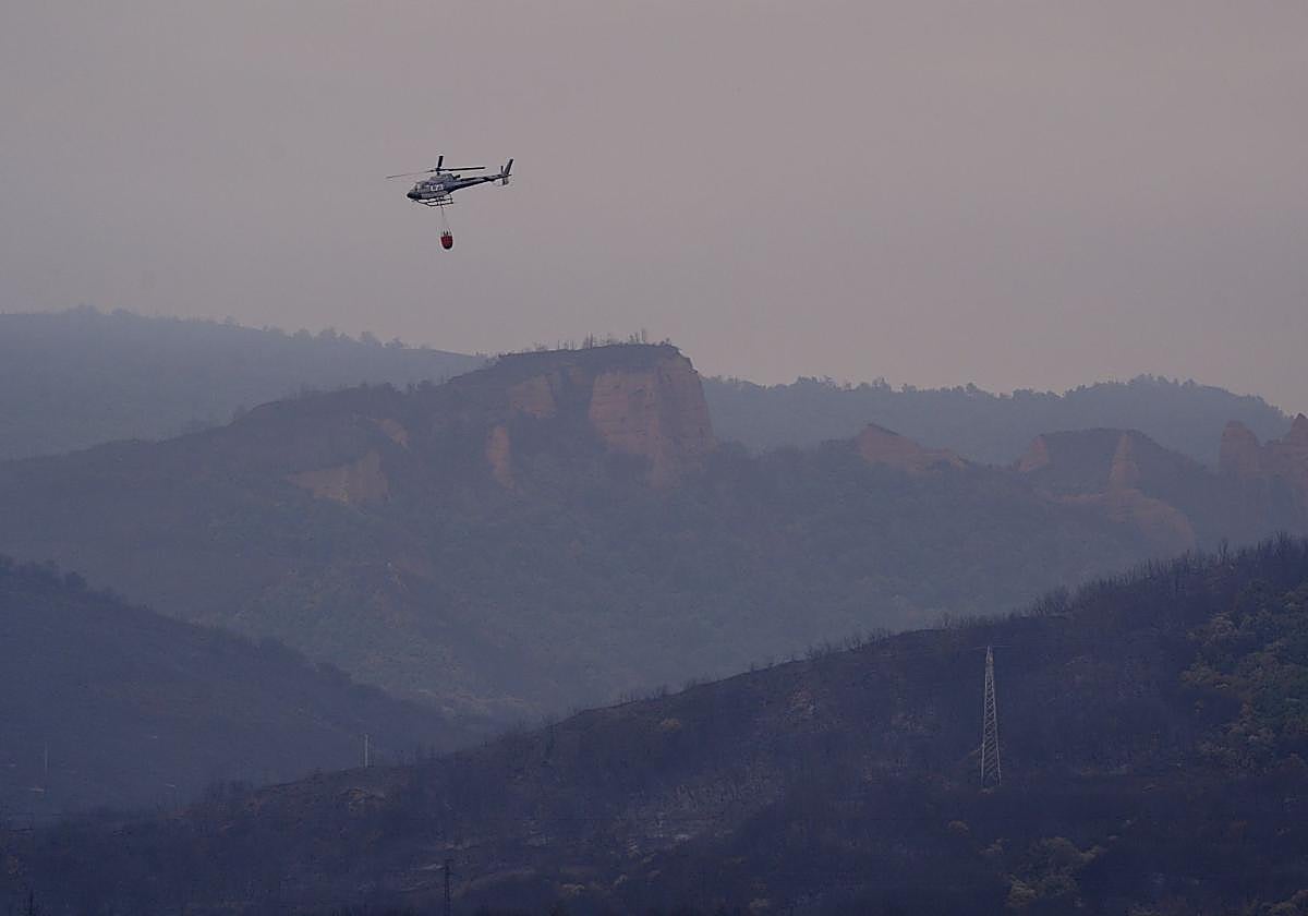 El cielo en Las Médulas lleno de humo y polvo este martes.