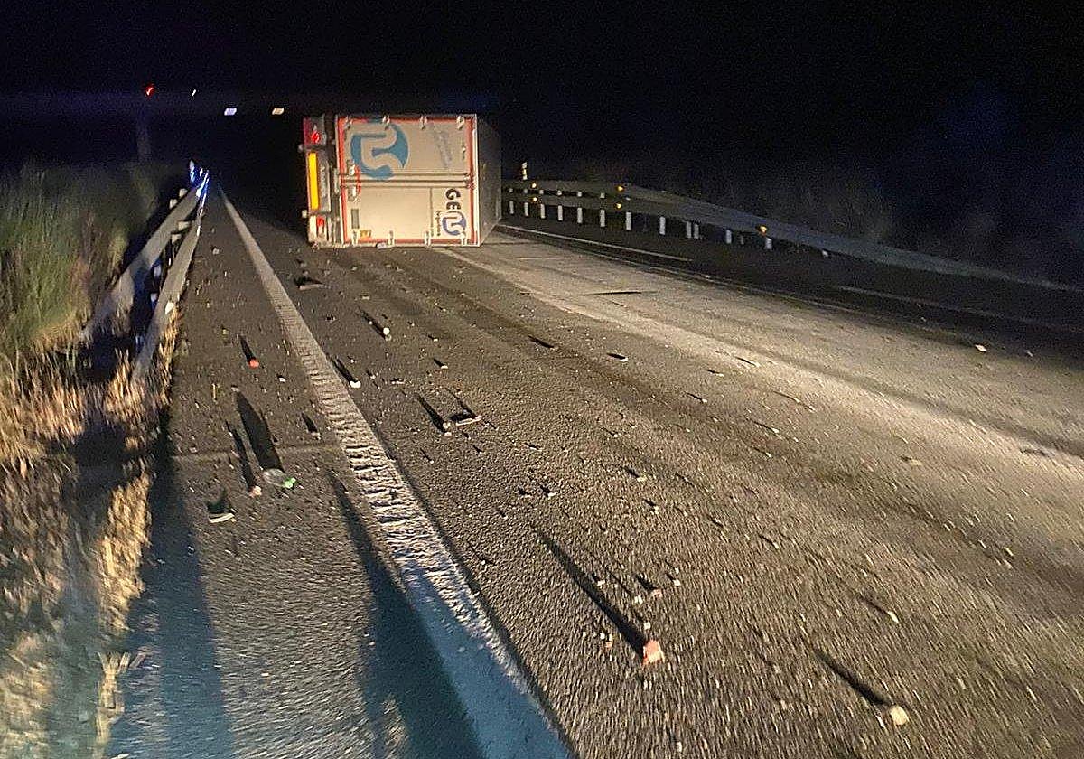 El camión volcado de madrugada en la A-6.