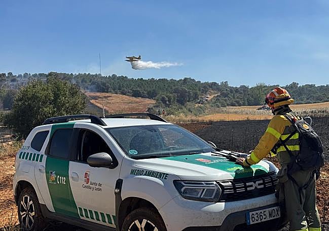 Imagen de un agente medioambiental en el terreno.