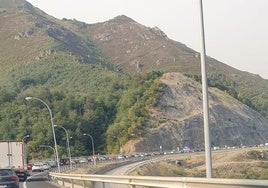 Varios kilómetros de atasco en la AP-66 por el vuelvo de un vehículo.