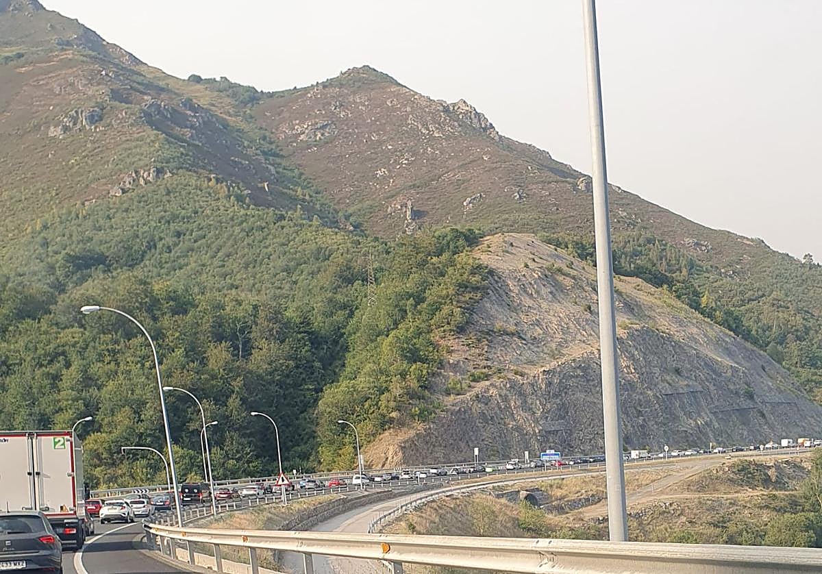 Varios kilómetros de atasco en la AP-66 por el vuelvo de un vehículo.