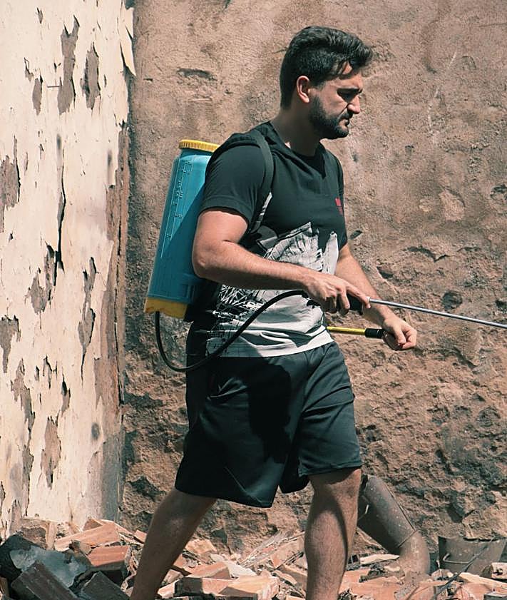 Imagen secundaria 2 - Imagen de los vecinos ayudando a extinguir el fuego.