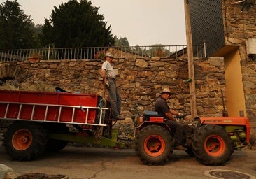 León cierra un día complicado con «ocho incendios que preocupan y diez controlados»