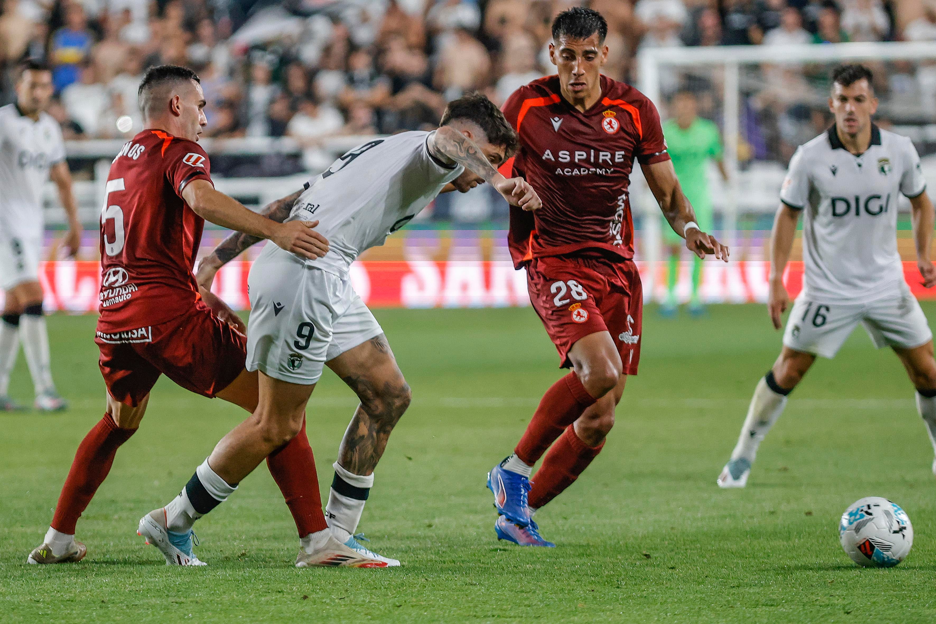 Las mejores imágenes del duro estreno de la Cultural ante el Burgos