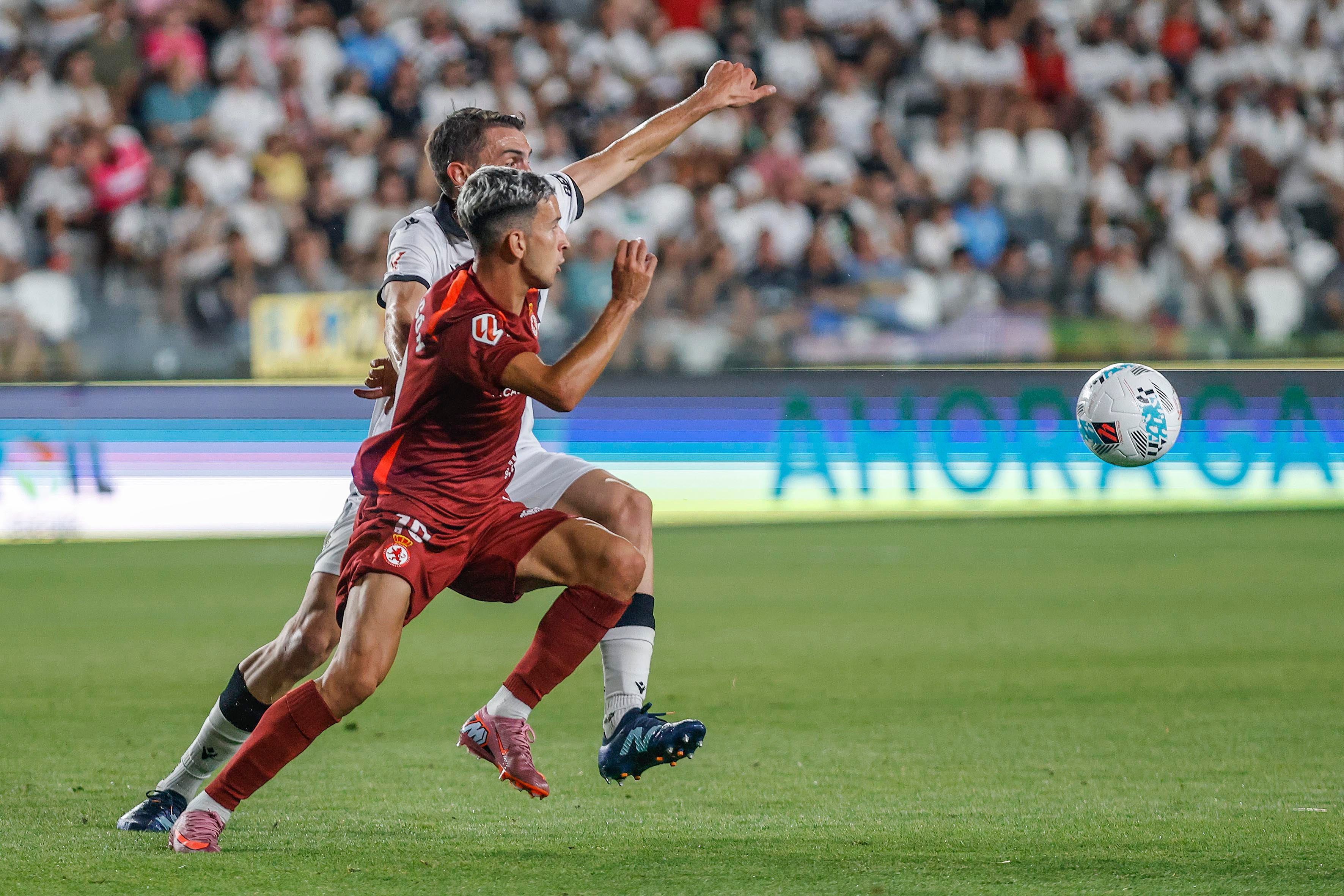 Las mejores imágenes del duro estreno de la Cultural ante el Burgos