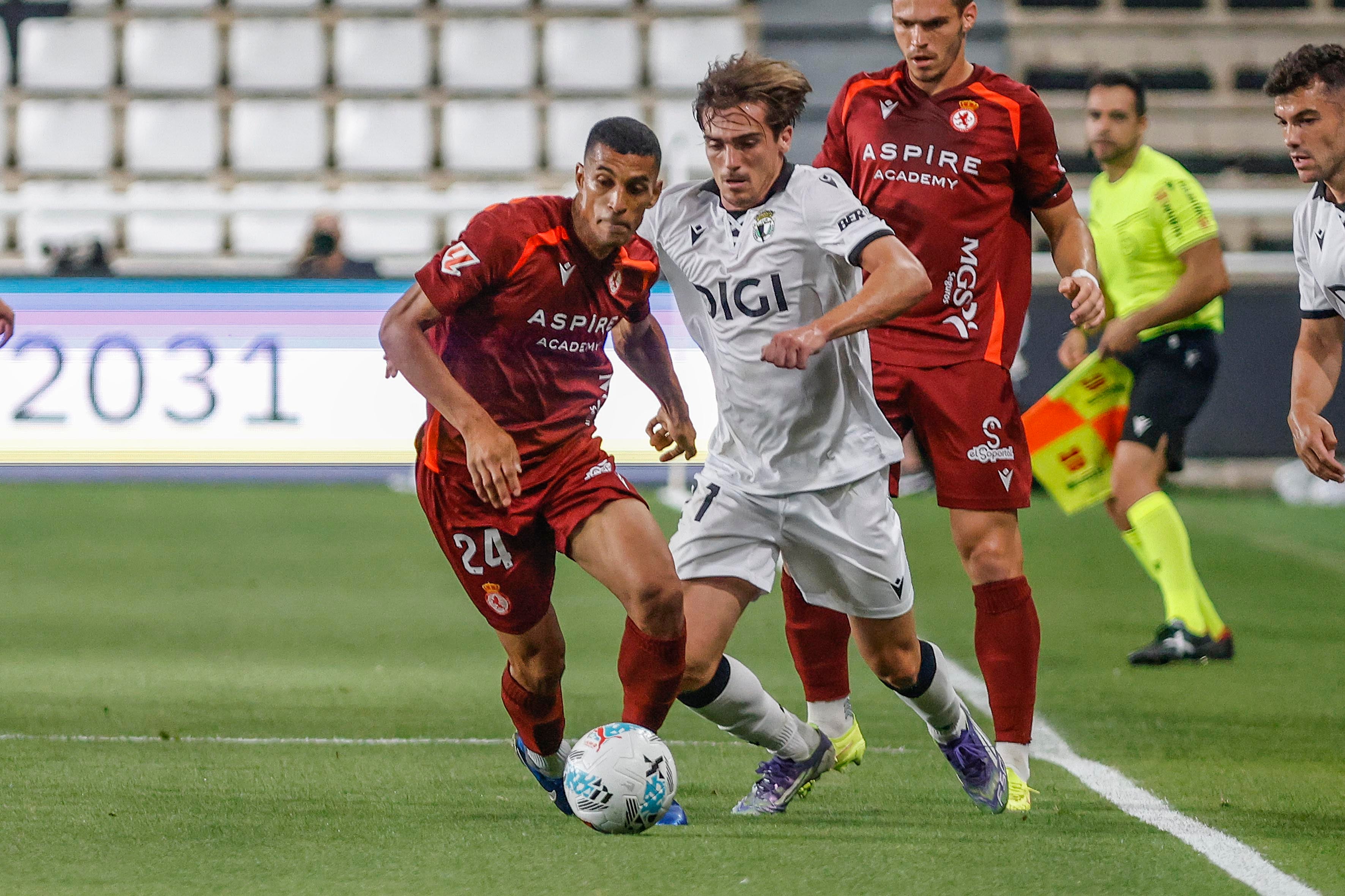 Las mejores imágenes del duro estreno de la Cultural ante el Burgos