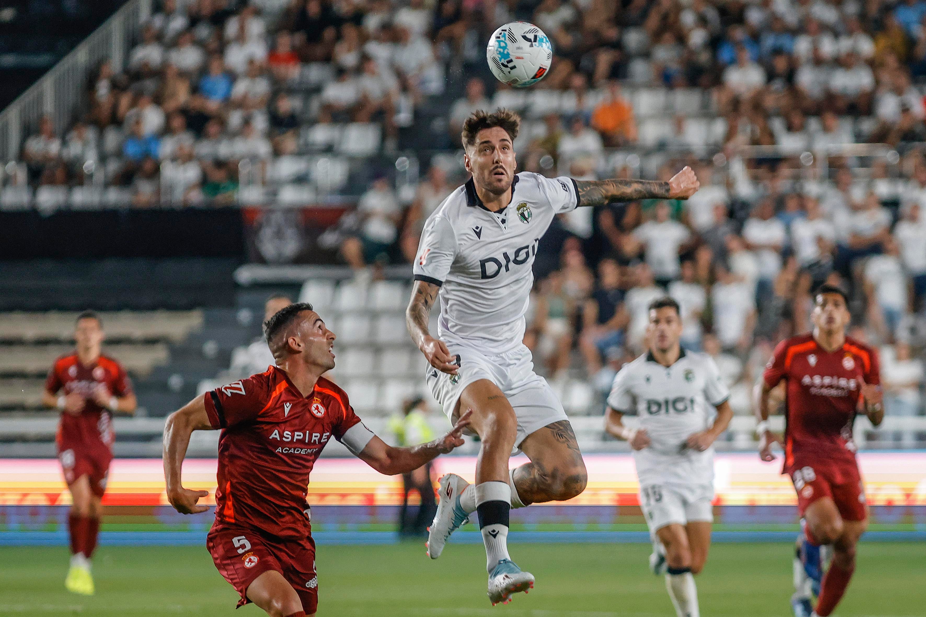 Las mejores imágenes del duro estreno de la Cultural ante el Burgos