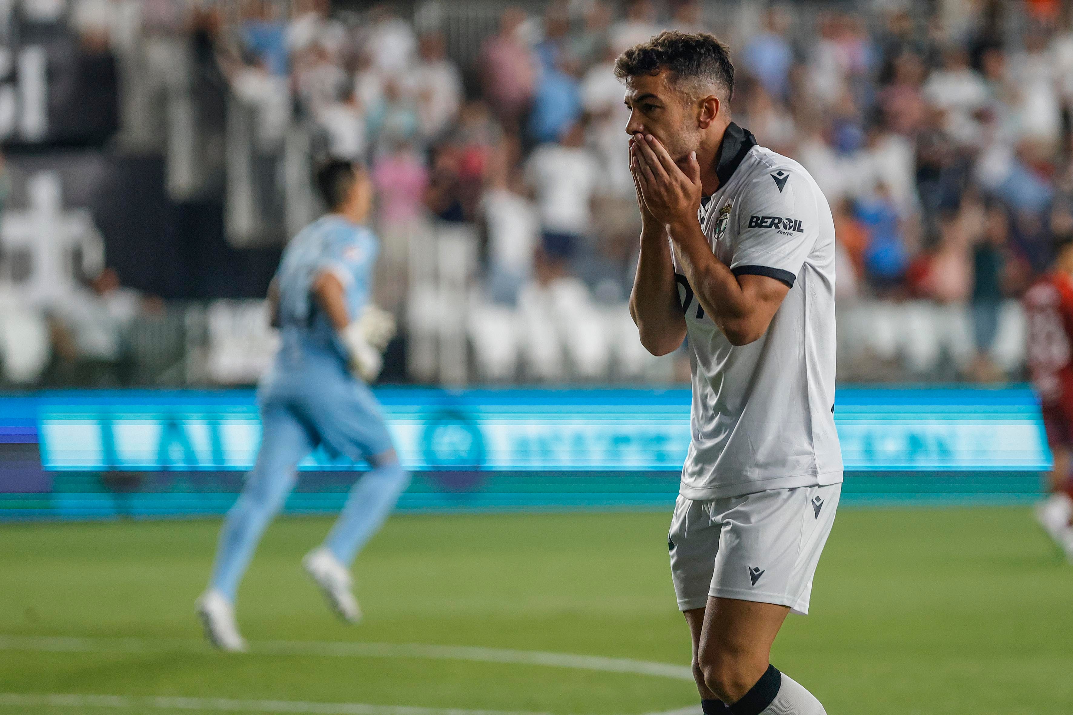 Las mejores imágenes del duro estreno de la Cultural ante el Burgos