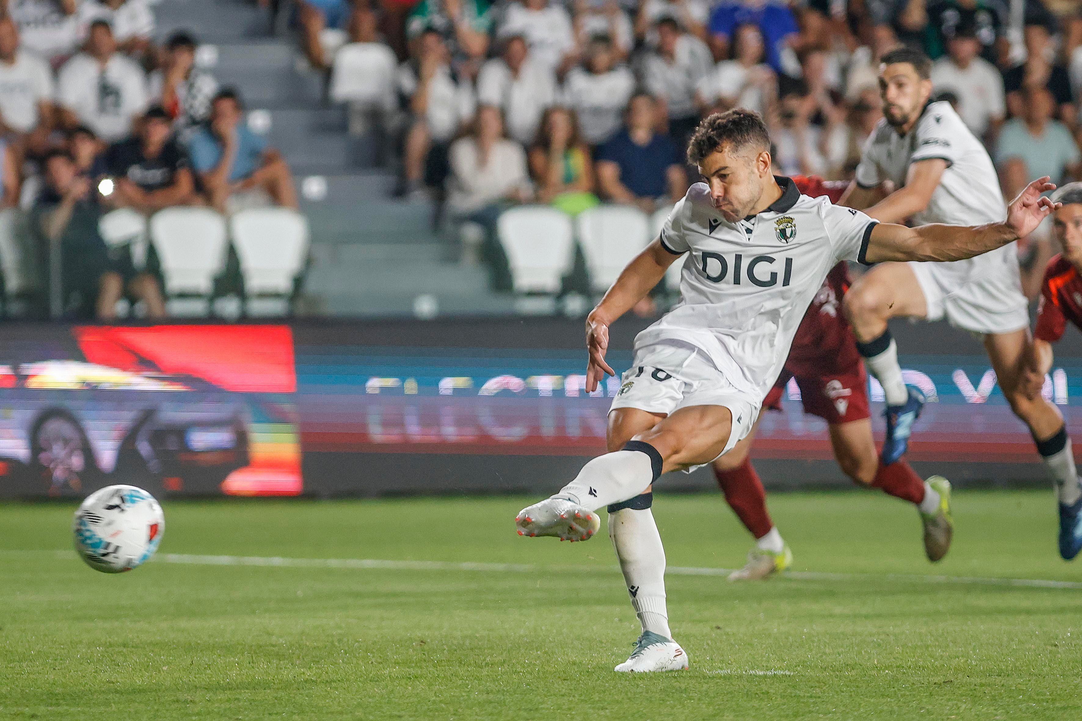 Las mejores imágenes del duro estreno de la Cultural ante el Burgos