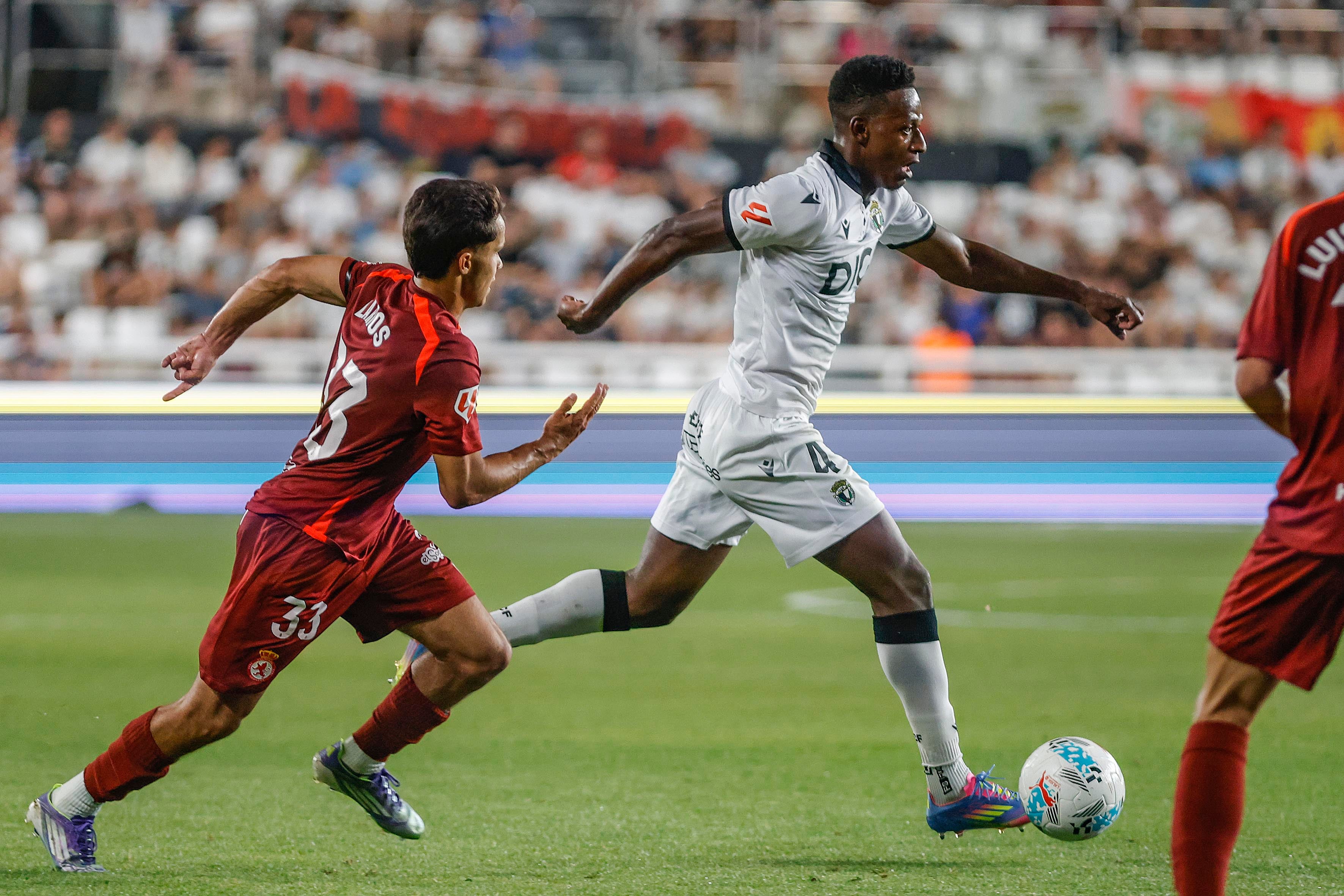 Las mejores imágenes del duro estreno de la Cultural ante el Burgos